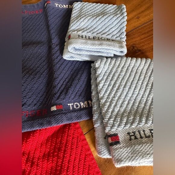 Red, white, and blue towels. Set of 16 various colors & sizes. Excellent Cond - Picture 2 of 6